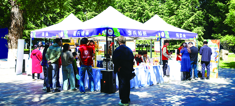 在沈阳市法治公益游园会现场，市民积极参与活动