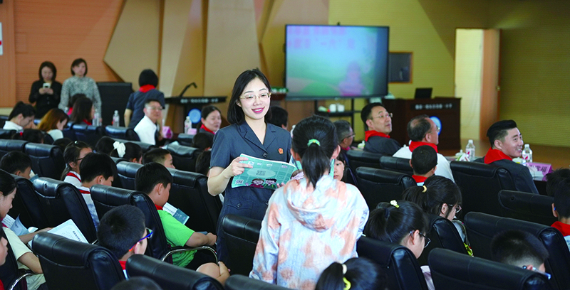沈阳中院少年及家事案件审判庭法官助理何燕结合公益绘本为孩子普法