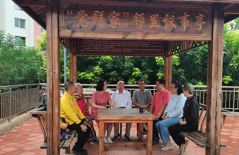 锦州市古塔区古城街道星汇园社区居民在邻里议事亭讨论社区治理相关事宜