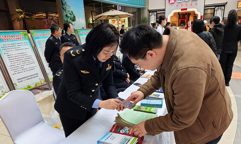 现场活动中邀请百姓参与“你点我检”