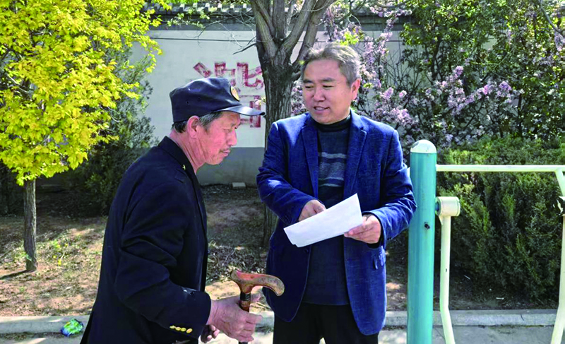 村工作人员认真记录村民的意见。