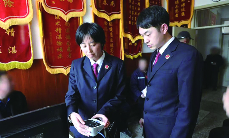 检察干警开展回头看工作