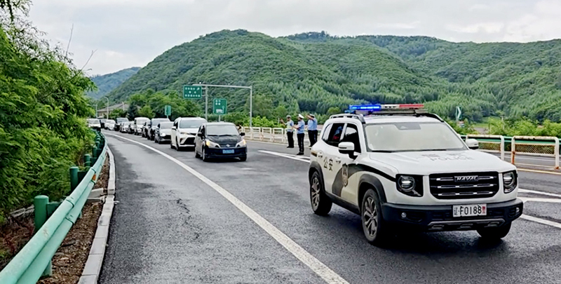 150余台被困车辆排成长龙，跟着闪烁的警灯回家1