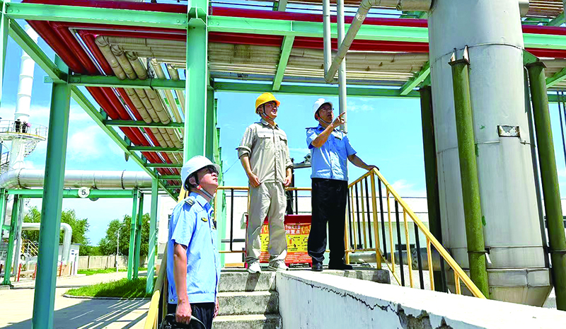 执法人员现场检测储罐是否泄露(边栏)