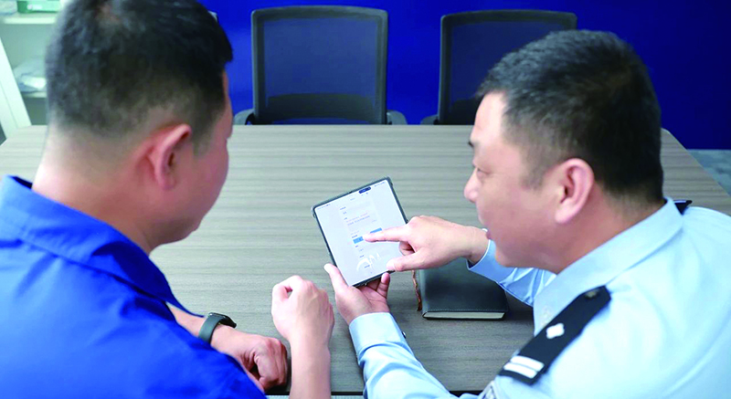 民警进企进行面对面推广