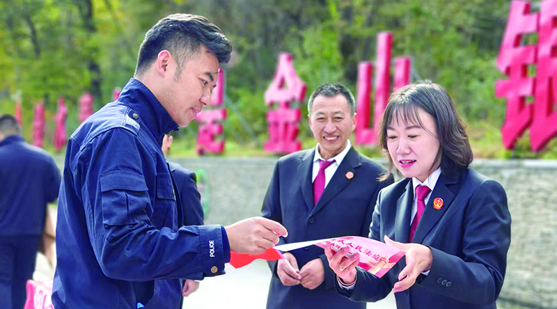 法庭干警在景区进行普法宣传