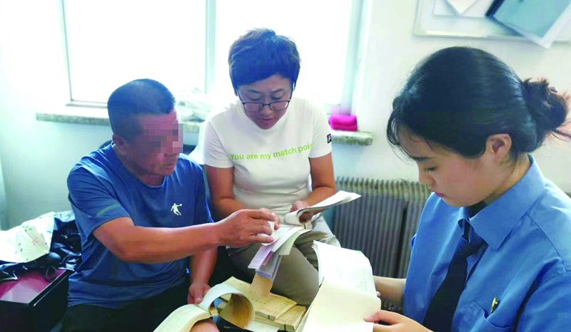 检察官查看A公司账目（挡眼睛）1