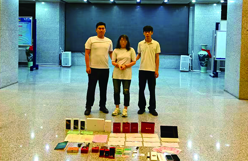 二题图，犯罪嫌疑人（中）指认赃款赃物