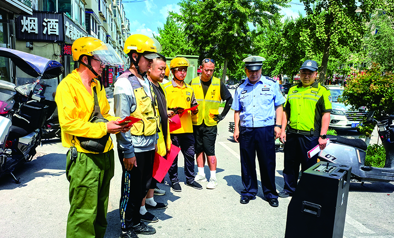 交警通过播放典型事故案例视频，展示交通违法行为的严重危害。