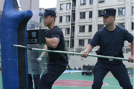 二题图，民警进行实操类课程训练。刘子铭 摄
