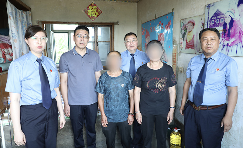 李圣轩（左二）、武秋生（左四）一行到看望刘某夫妇