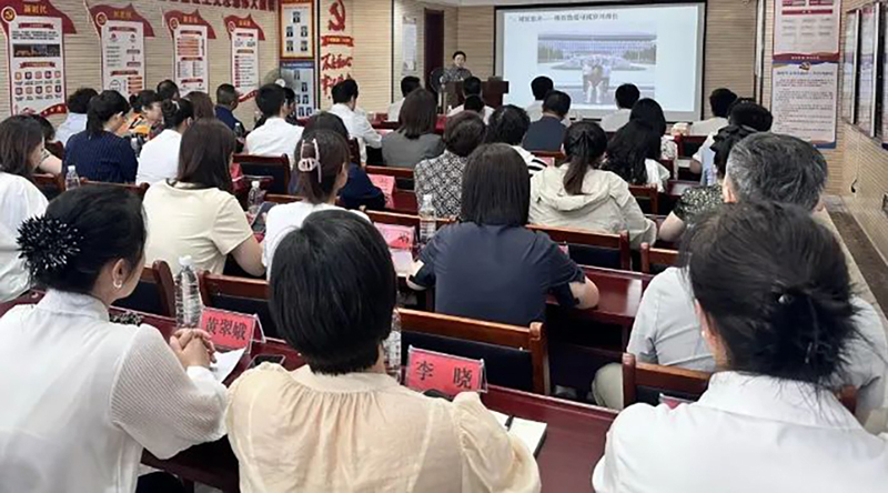 7月15日,大连市委社会工作部会同辽宁师范大学心理学院、大连市心理学会,面向“心理咨询师进社区”试点社区书记现场授课。