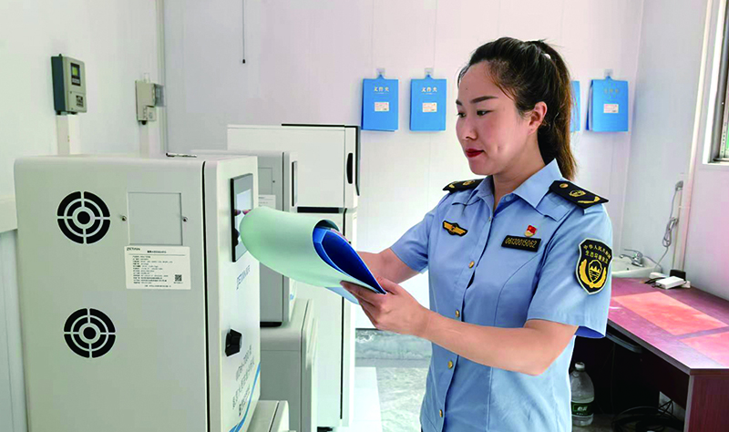 孙媛媛在辖区企业污染源在线监测站房检查在线监测设备运行情况