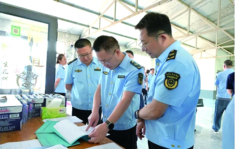 执法人员走进肉制品小作坊检查指导