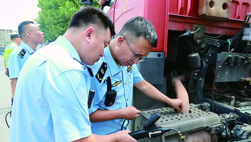 工作人在开展检测工作