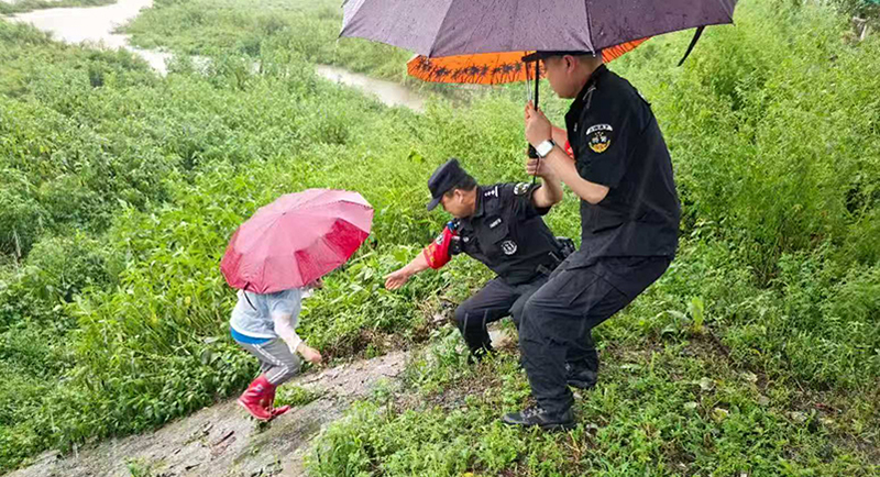 民警在辖区巡逻时及时劝离江边群众