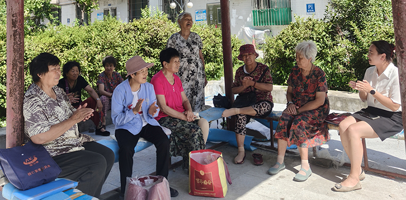 老人们在凉亭里度过幸福的午后时光