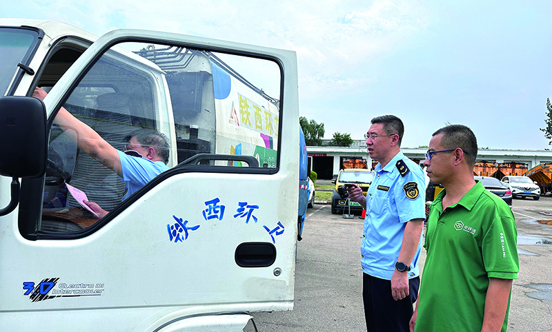 执法人员正在检测车辆