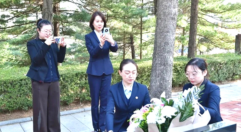 抗美援朝纪念馆志愿者替志愿军烈士亲属扫墓