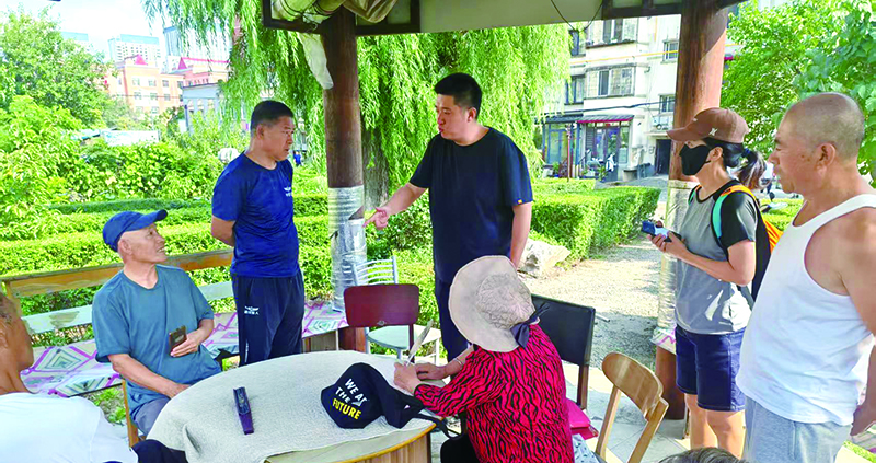 长春街道党工委书记邱勃霖在畅言亭对居民反映的意见进行统一解答