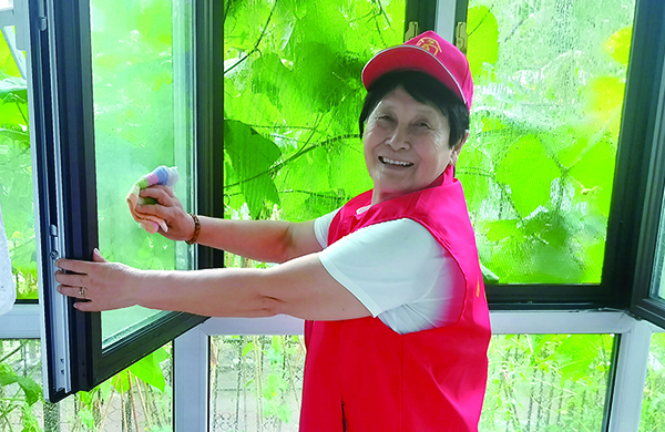 雷锋代办站站长王淑芬上门服务群众