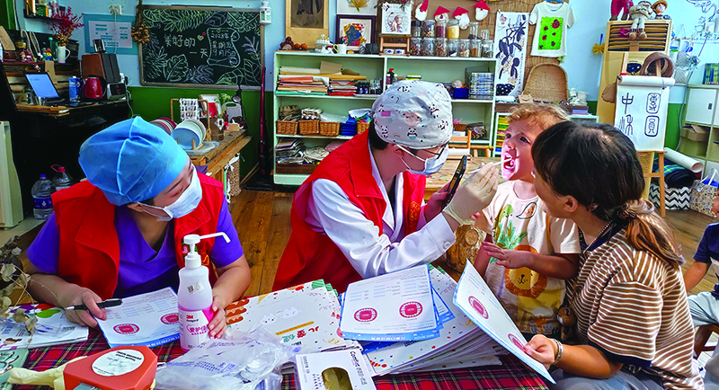 社区志愿者为社区居民提供志愿服务