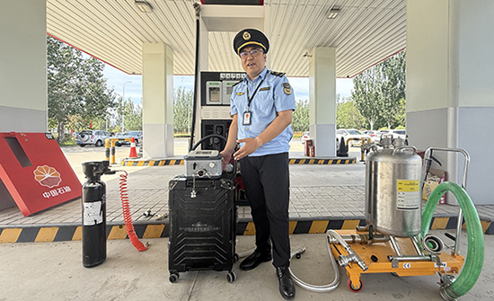 营口市参赛队选手吴楠在演示操作油气回收三项检测仪