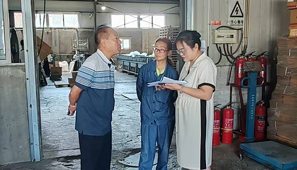 陈艳芳在抚顺恒益石化有限公司了解情况并指导党建工作