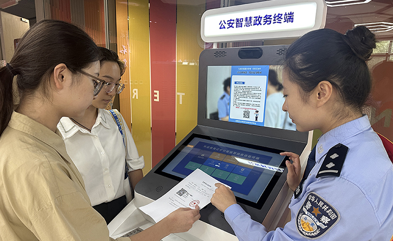 现场指导高校学生办理业务