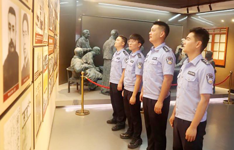 二题图，民警们参观东北抗日斗争记忆的革命遗址。