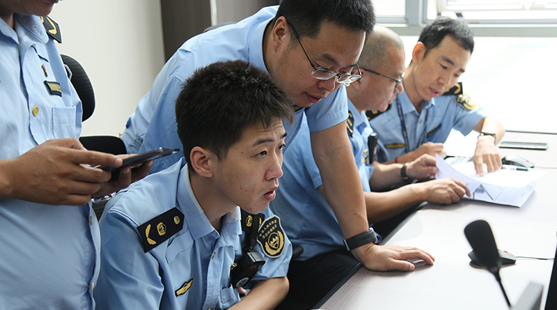 头题图1,参赛队员分析溯源污染企业