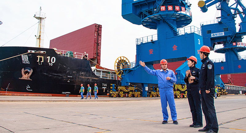 大连市公安局沿海安全保卫局民警来到辖区企业走访，了解企业急难愁盼问题。