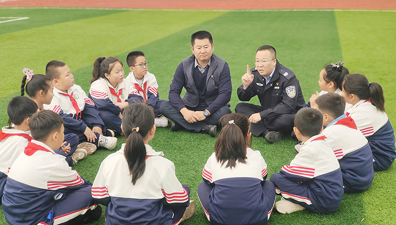 本溪县司法局田师傅司法所进校园为学生讲解宪法知识