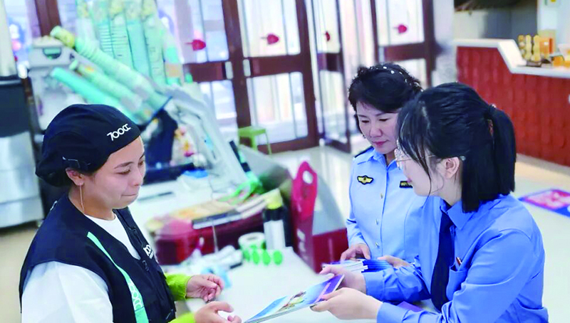 检察官现场发放普法宣传材料