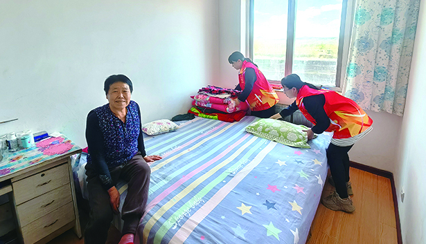 阜新图,组织志愿者为独居老人打扫卫生