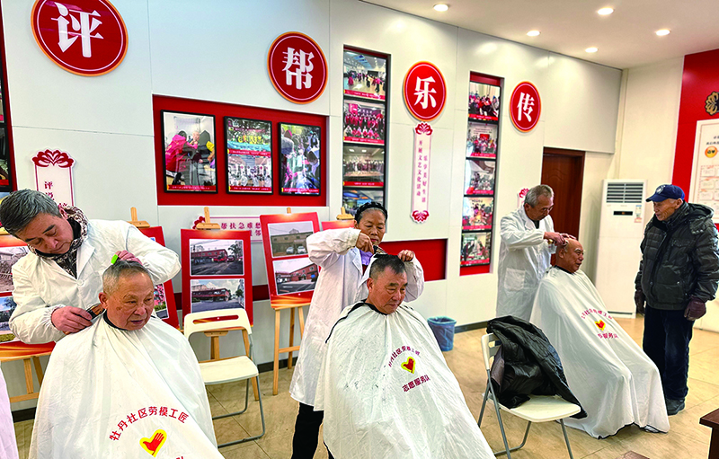 头题图,劳模工匠志愿服务队每月8日为居民免费理发
