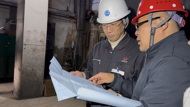 现场对照图纸查看施工进度2