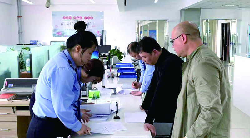 头题图,铁岭公安政务服务专区民警为企业办理爆破作业单位许可证及爆破作业人员许可证。