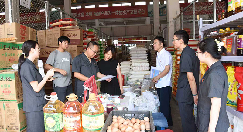 沈北法庭朱闯庭长(左三)带队进市场做普法工作