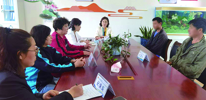 巧嫂们联合社会力量开展纠纷调解工作(两个男子需要打码)