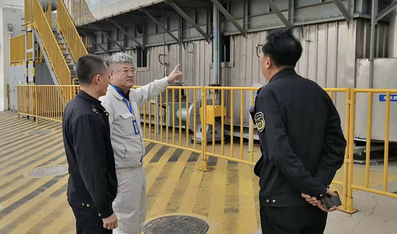 刘涛(中)对执法过程提出监督意见