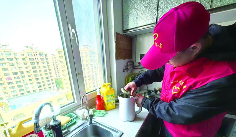 盘锦 志愿者为独居老人检修热水壶