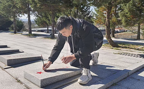 温常卿在给墓碑描红