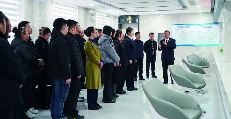 政法委员参观服务大厅