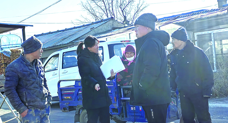 王菲法官(左二)像深入田间地头,认真办好每一起案件