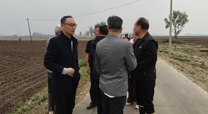 庭长姚振宝(左一)到田间核实情况