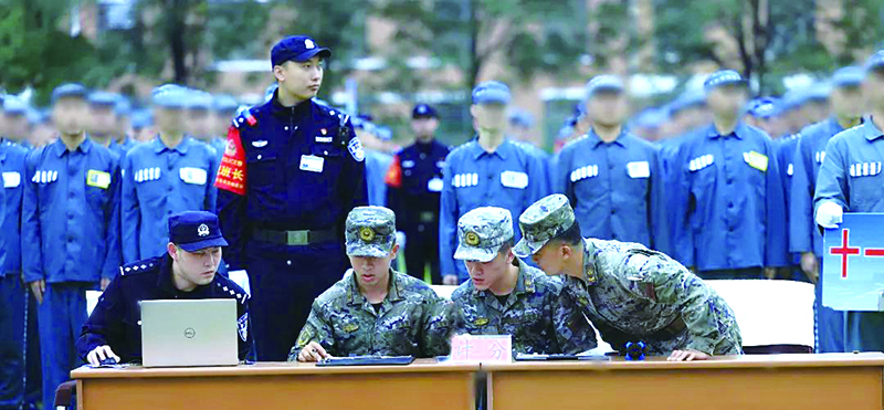 二题图，驻监武警战士担任评委进行综合评分。