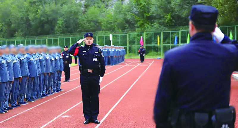 二题图，竞赛现场。