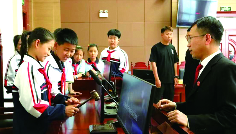 小学生参观法庭