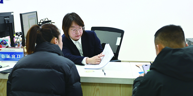 头题图,省公证处公证员为办理公证业务的市民答疑解惑。 本报记者 沙兴淼 摄